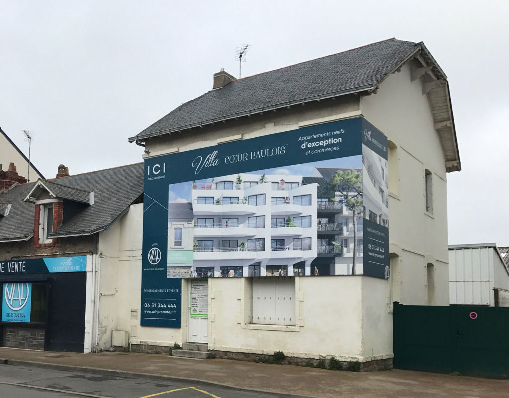 Panneau chantier façade extérieur en pvc villa coeur baulois