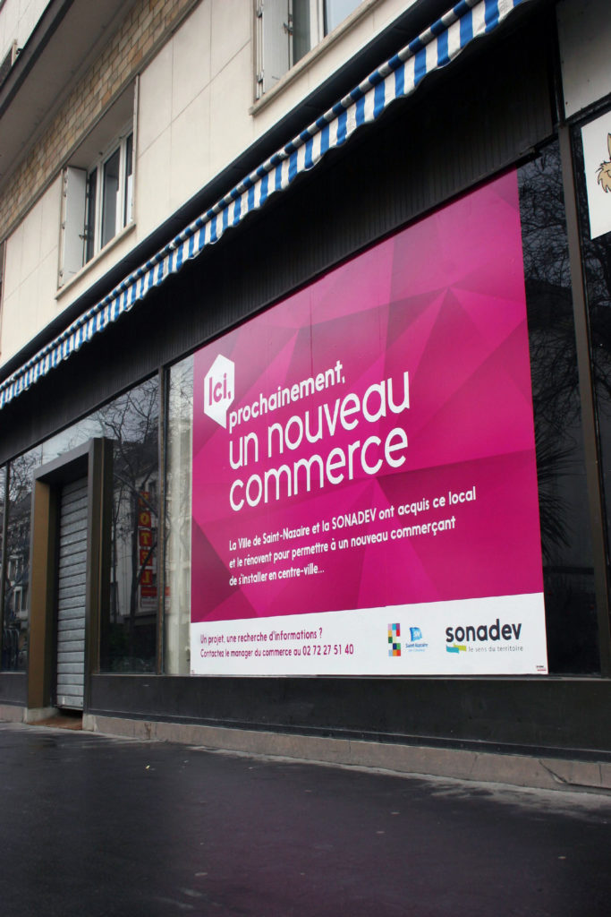 Impression et pose d'adhésif pour la vitrine extérieur Sonadev à Saint Nazaire