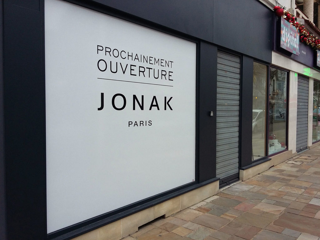 Adhésif Grand format pour la Vitrine extérieure Jonak