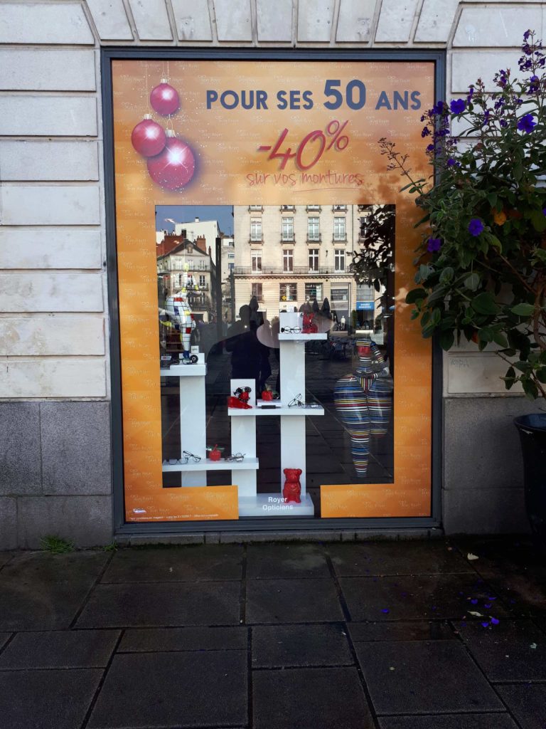 Pose d'une Vitrophanie côté intérieur de la vitrine d'un opticien