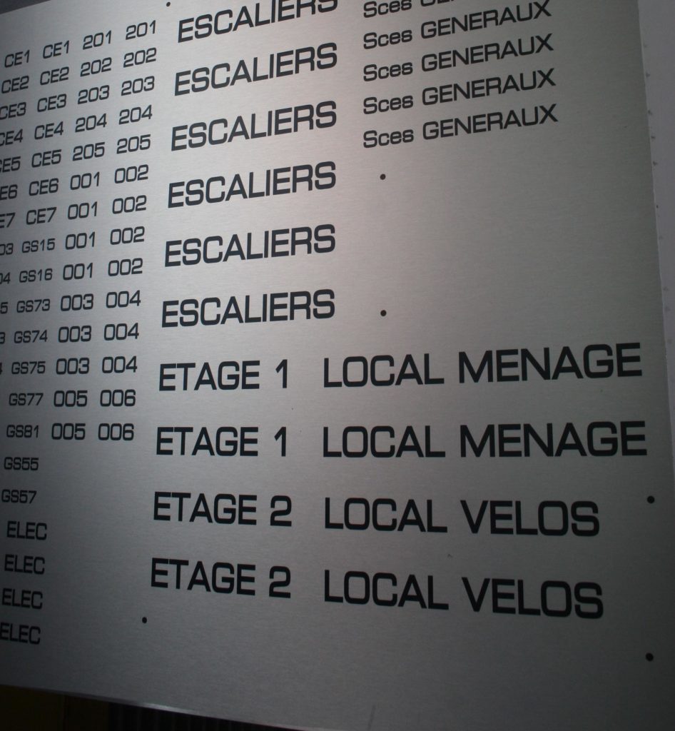 Signalétique panneaux aluminium dépoli